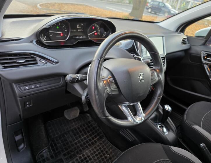 Peugeot 208 11