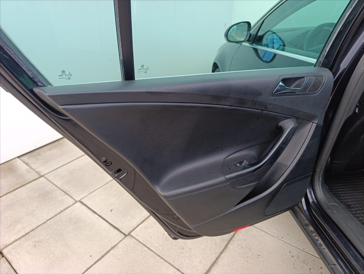 Volkswagen Passat Sedan / Limuzína 2,0 l 103 kw
