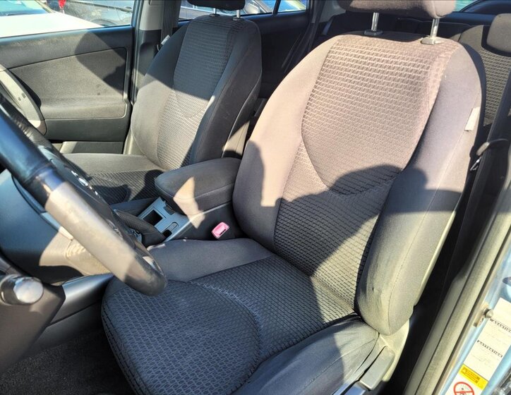 Toyota RAV4 SUV / Terénní 2,2 l 100 kw