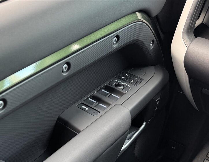 Land Rover Defender SUV / Terénní 3,0 l 183 kw