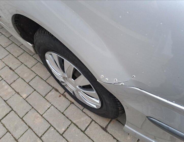 Nissan Almera Tino 17