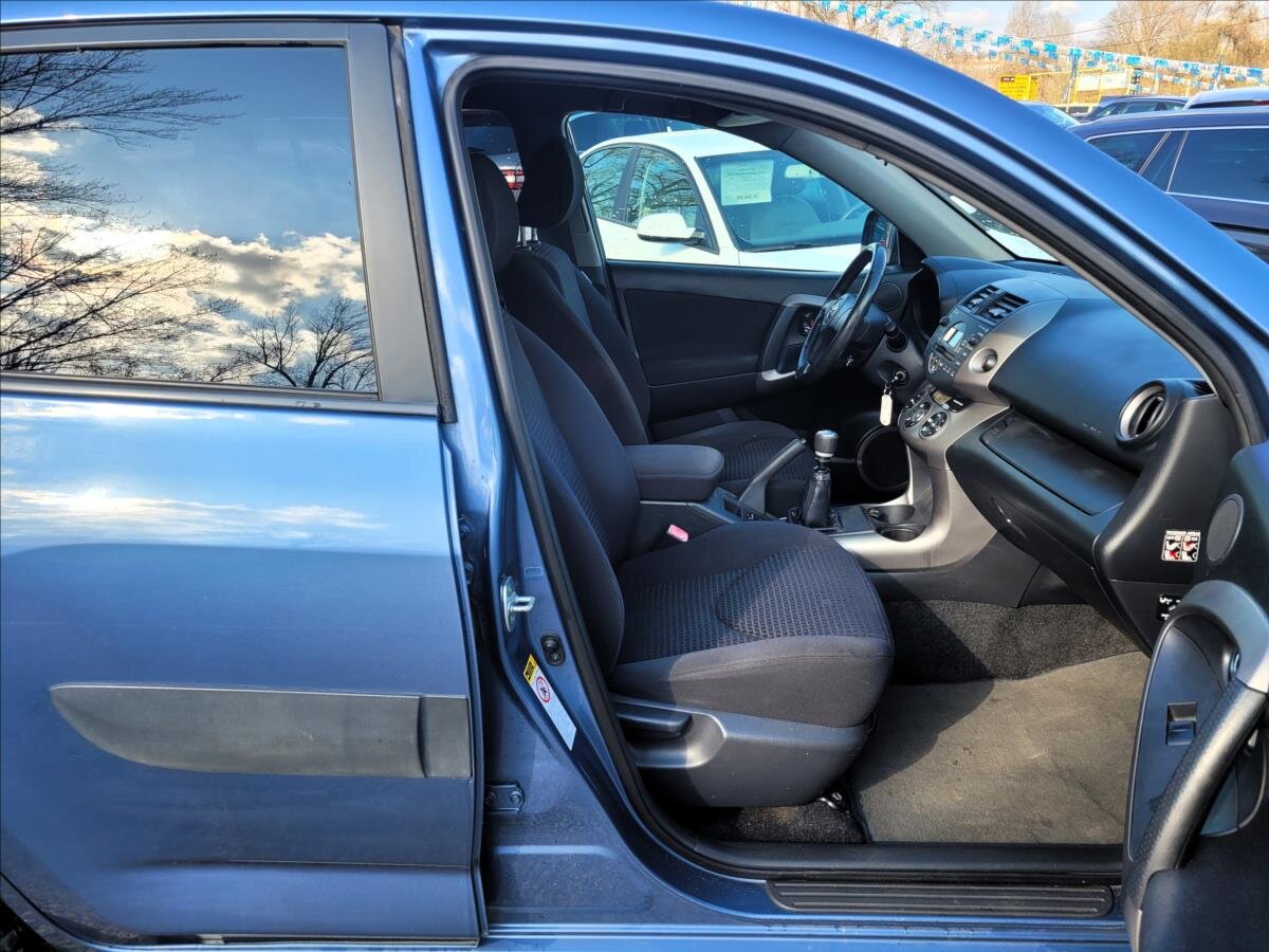 Toyota RAV4 SUV / Terénní 2,2 l 100 kw