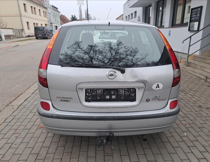 Nissan Almera Tino 10
