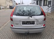 Nissan Almera Tino 10