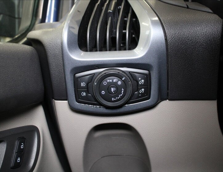 Ford Tourneo Custom 19