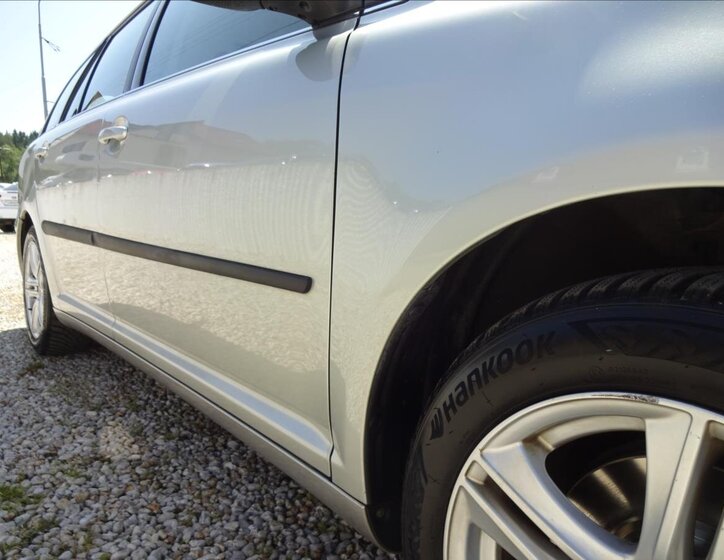 Toyota Avensis Kombi 2,0 l 93 kw