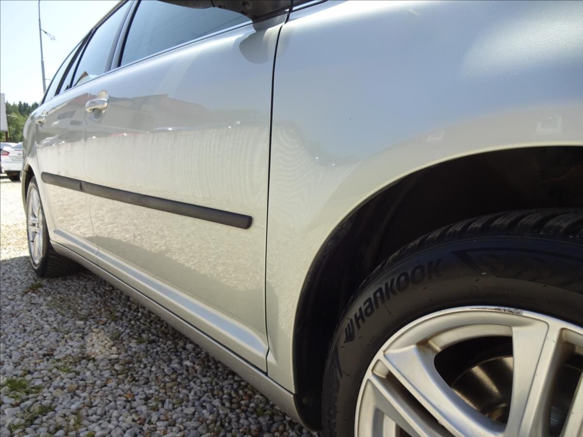 Toyota Avensis Kombi 2,0 l 93 kw