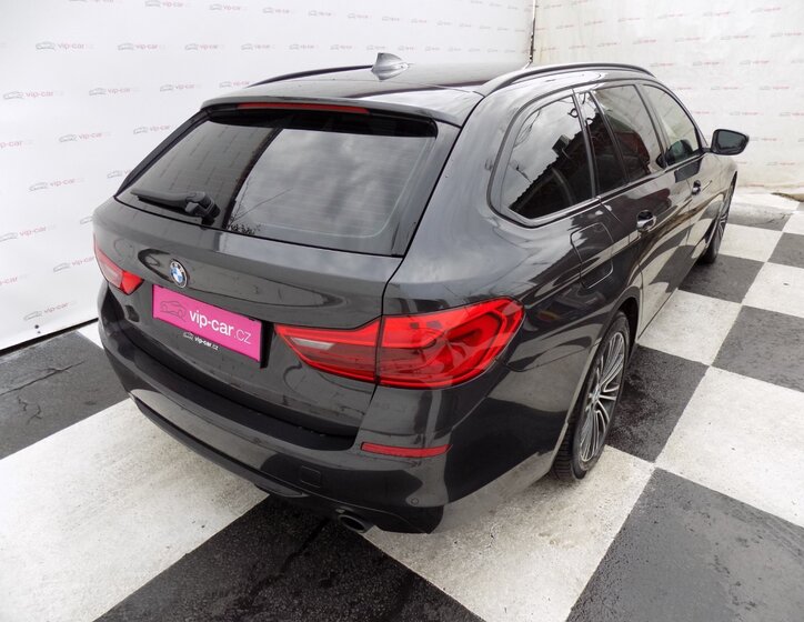 BMW Řada 5 Kombi 3,0 l 195 kw