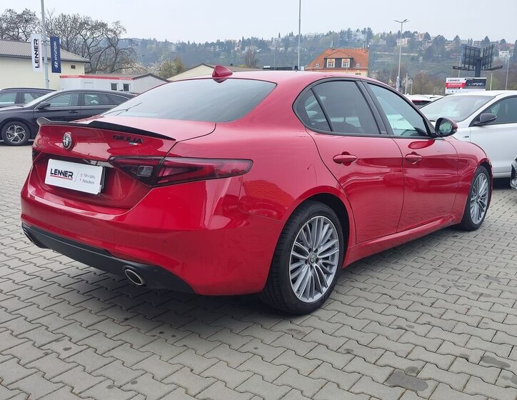 Alfa Romeo Giulia Sedan / Limuzína 2,1 l 110 kw