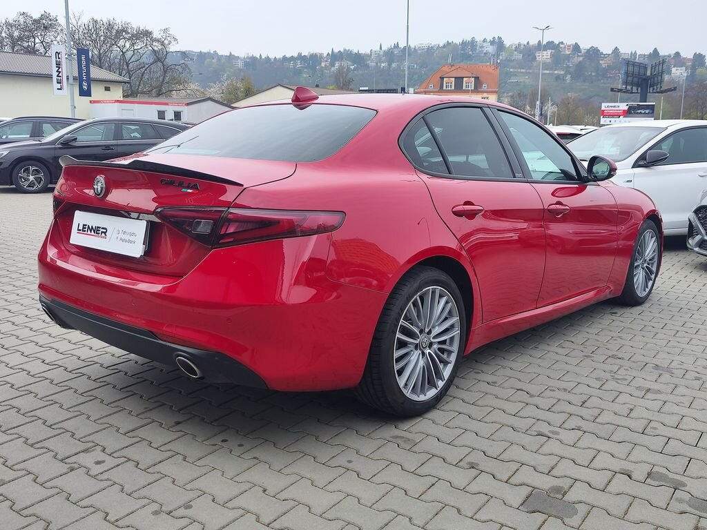 Alfa Romeo Giulia Sedan / Limuzína 2,1 l 110 kw