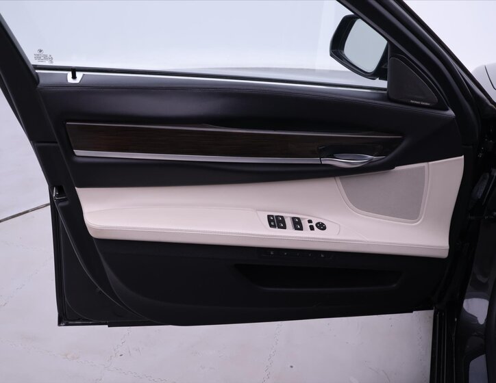 BMW Řada 7 11
