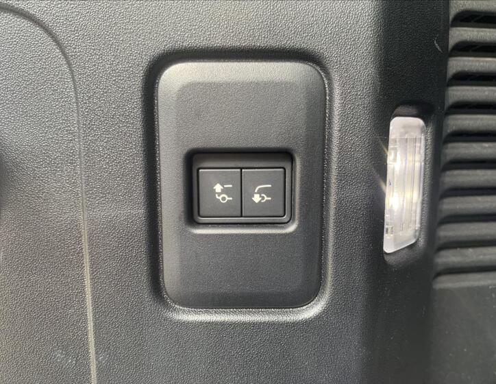 Land Rover Defender 16