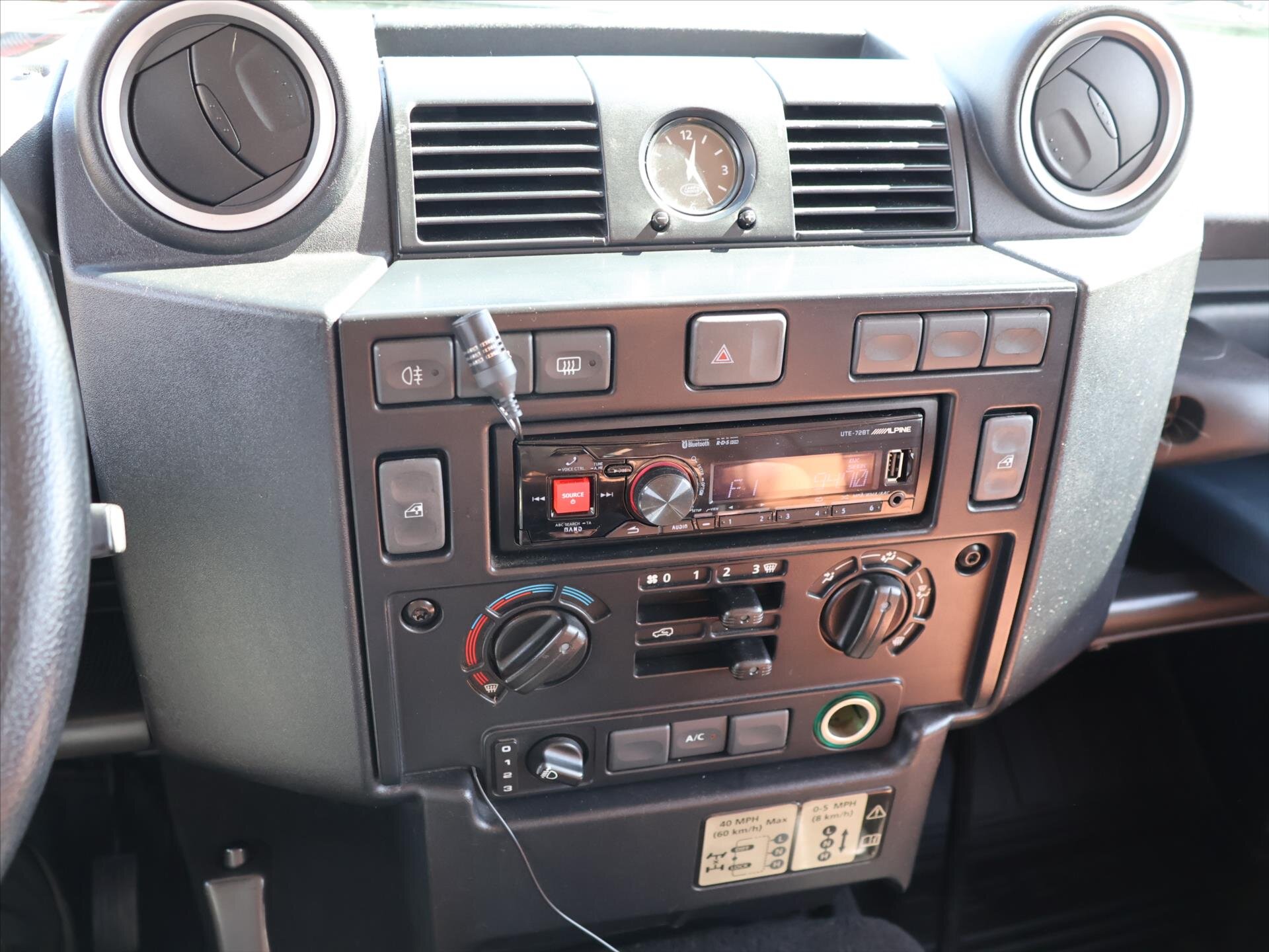 Land Rover Defender SUV / Terénní 2,4 l 90 kw