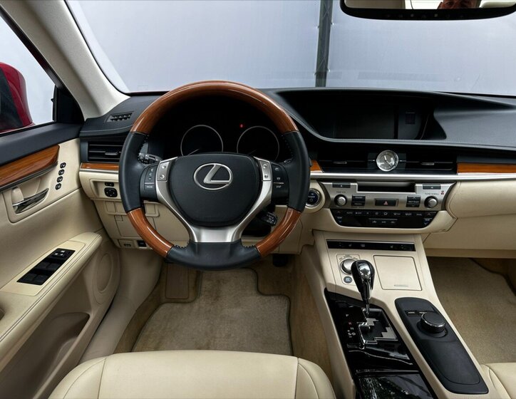Lexus ES 300h Sedan / Limuzína 3,0 l 116 kw