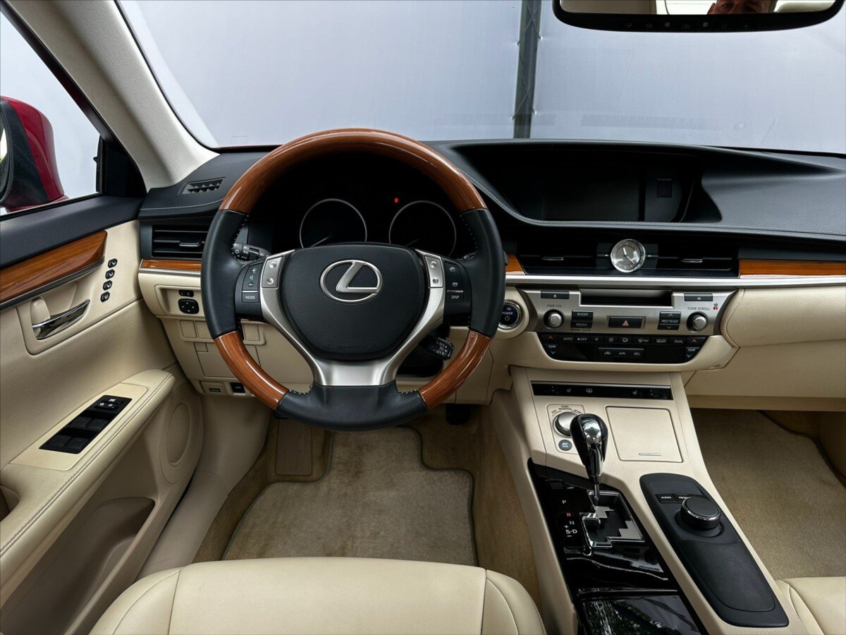 Lexus ES 300h Sedan / Limuzína 3,0 l 116 kw