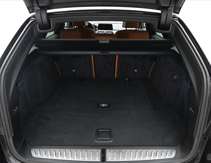 BMW Řada 5 Kombi 3,0 l 195 kw