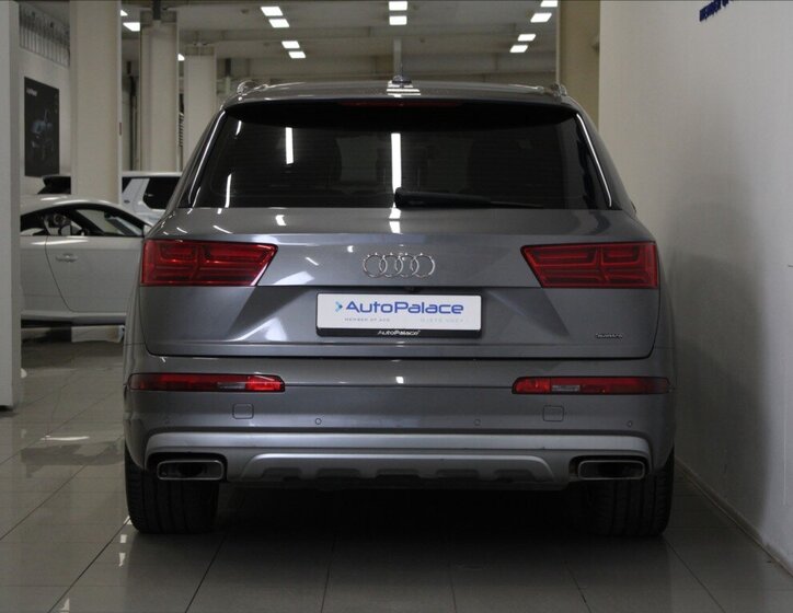 Audi Q7 4