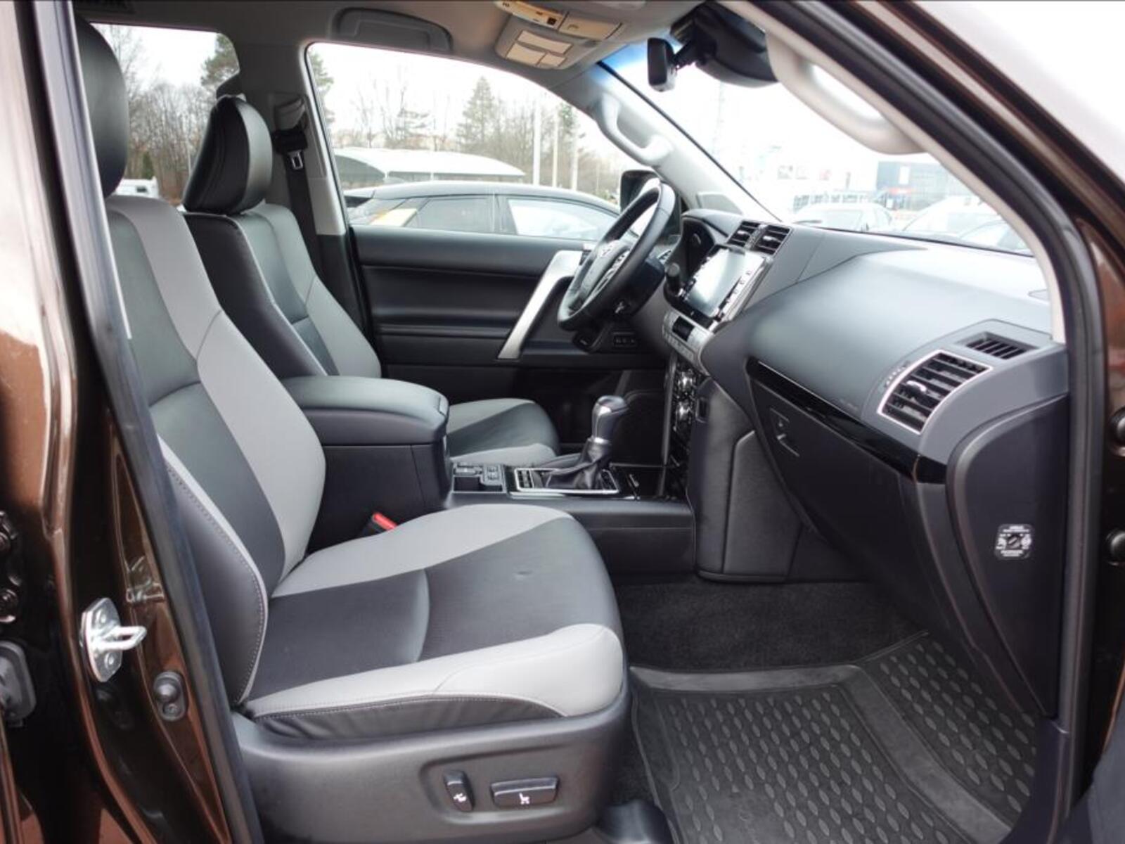 Toyota Land Cruiser 12