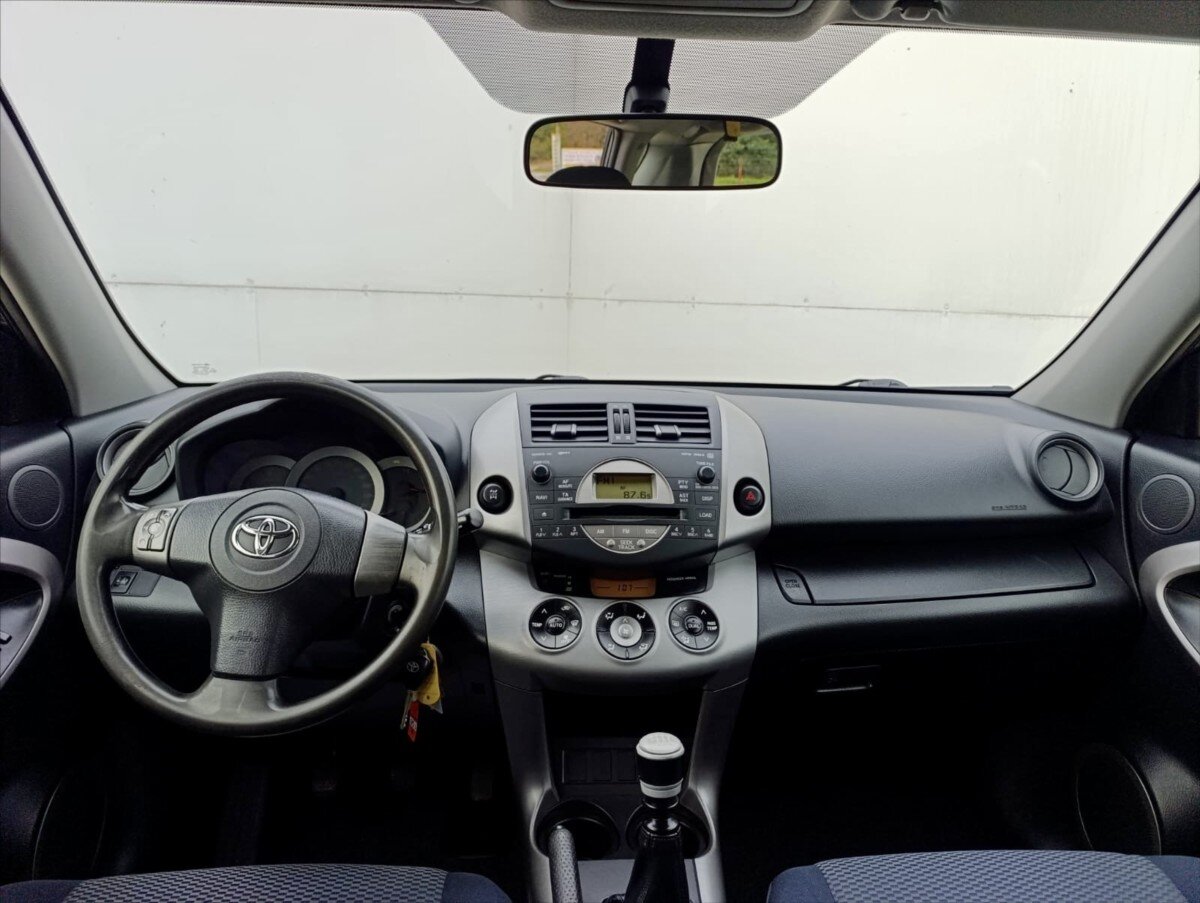 Toyota RAV4 SUV 2,2 l 100 kw