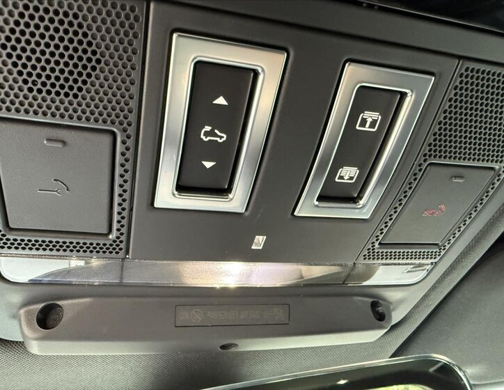 Land Rover Defender 15