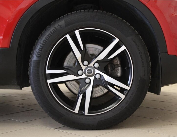 Volvo XC40 SUV / Terénní 2,0 l 182 kw