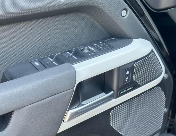 Land Rover Defender 15