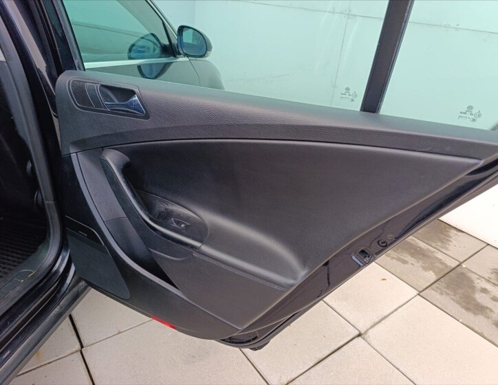 Volkswagen Passat Sedan / Limuzína 2,0 l 103 kw