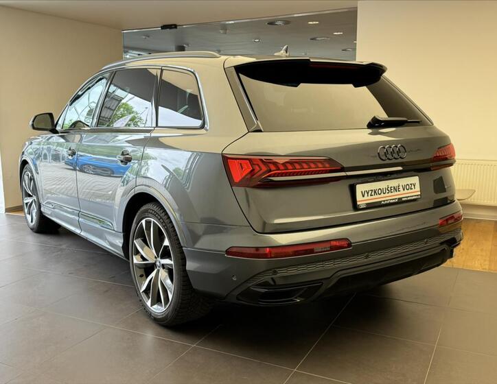 Audi Q7 6