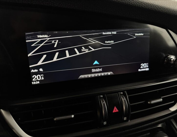 Alfa Romeo Giulia Sedan / Limuzína 2,0 l 206 kw