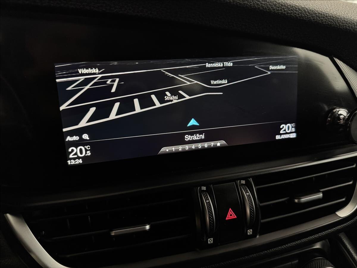 Alfa Romeo Giulia Sedan / Limuzína 2,0 l 206 kw