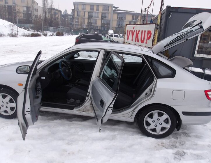 Hyundai Elantra Sedan 1,6 l 77 kw