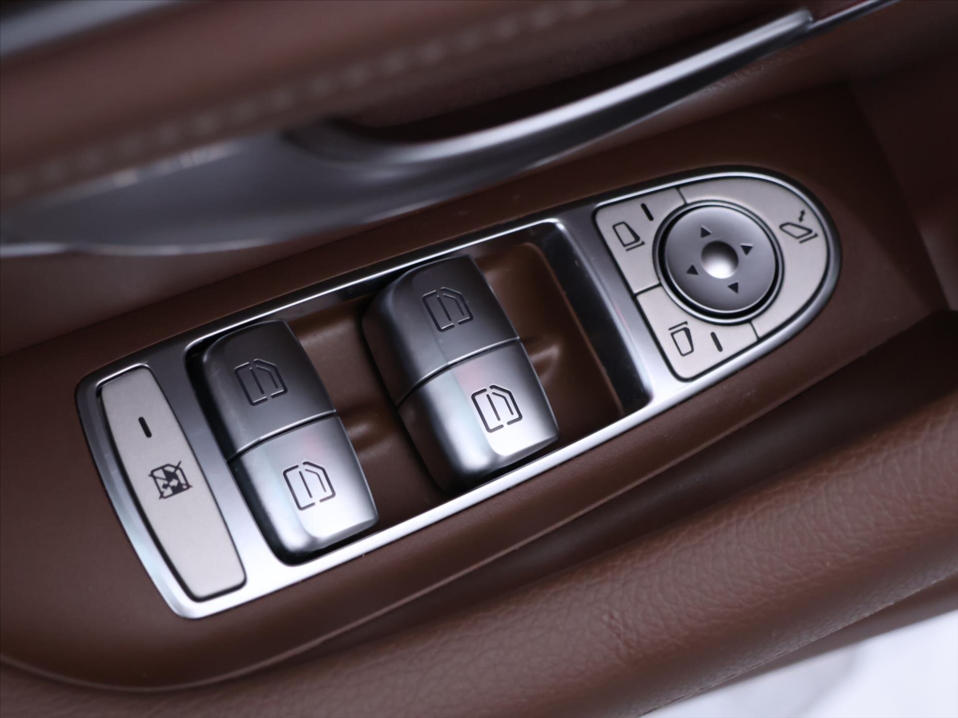 Mercedes-Benz Třídy E Sedan / Limuzína 2,0 l 135 kw