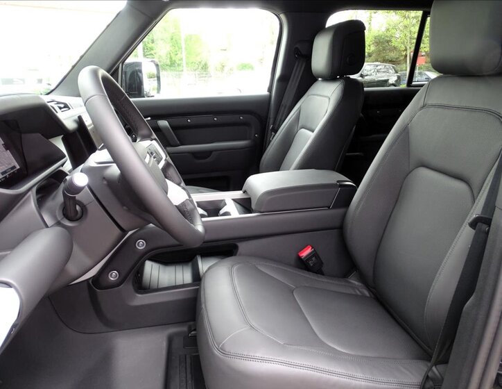 Land Rover Defender 11