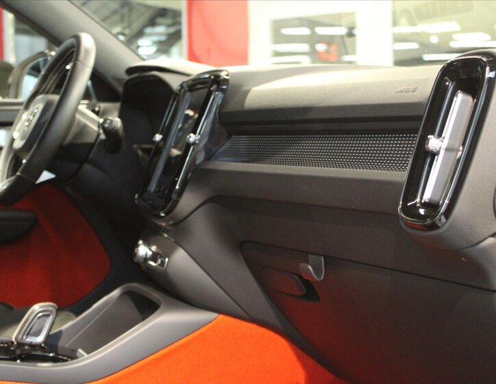 Volvo XC40 SUV / Terénní 2,0 l 140 kw