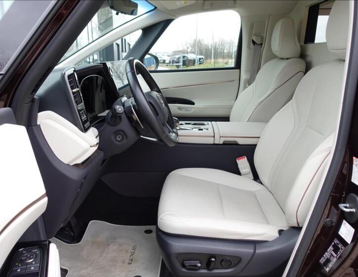 Lexus LM 350h 11