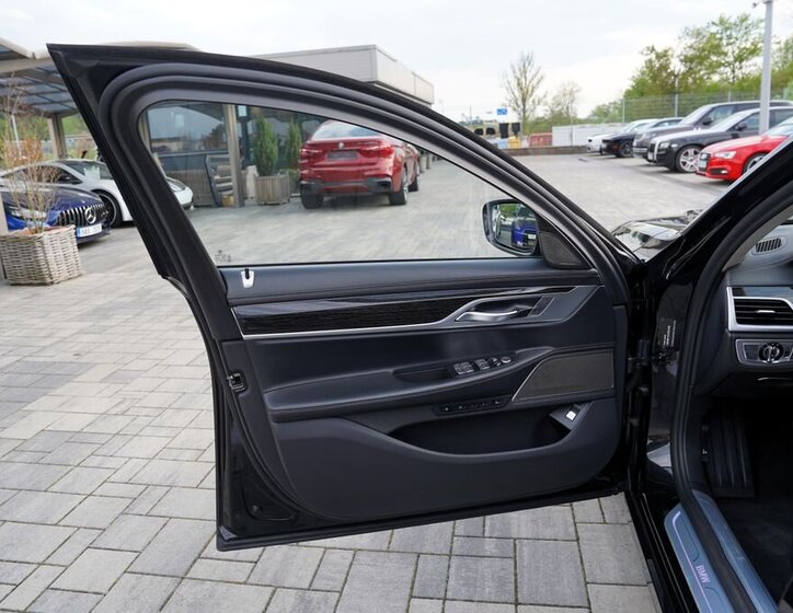 BMW Řada 7 Sedan / Limuzína 4,4 l 390 kw