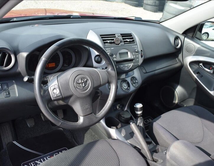 Toyota RAV4 SUV / Terénní 2,2 l 100 kw