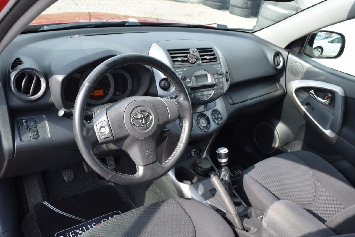 Toyota RAV4 SUV / Terénní 2,2 l 100 kw
