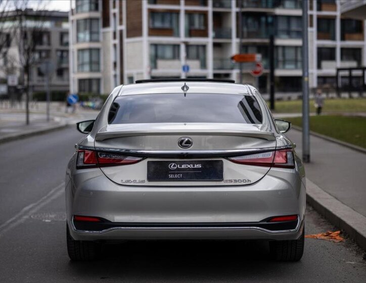 Lexus ES 300h Sedan / Limuzína 2,5 l 160 kw