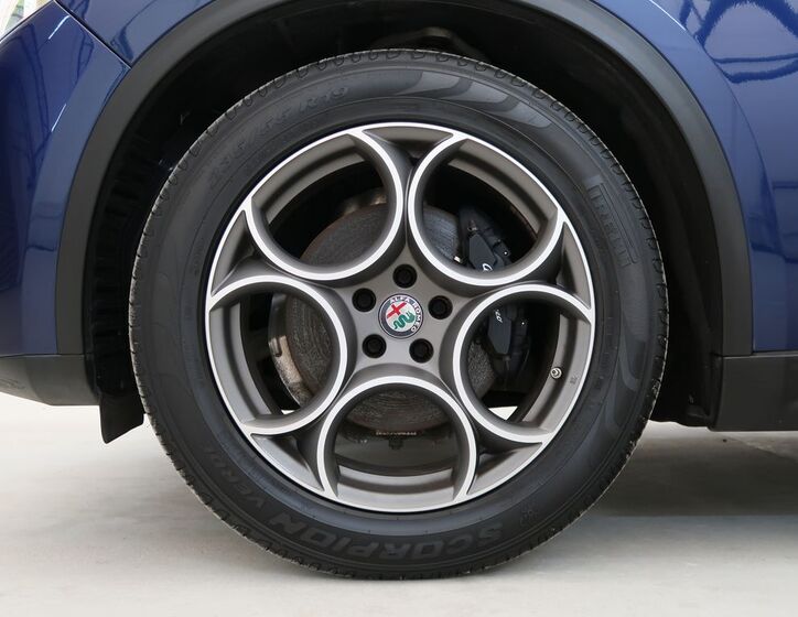 Alfa Romeo Stelvio 12