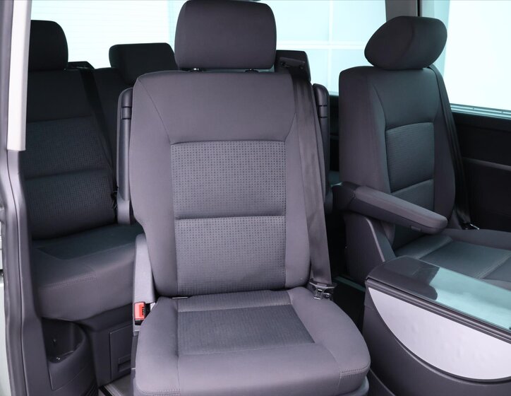 Volkswagen Multivan 15