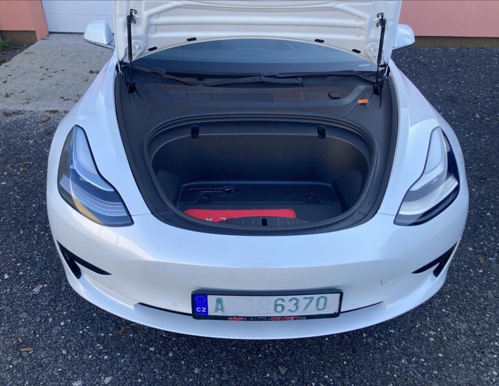 Tesla Model 3 Sedan 0,0 208 kw
