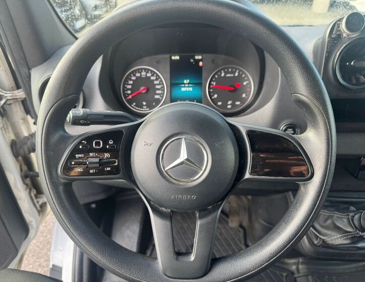Mercedes-Benz Sprinter 11