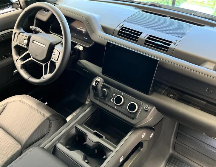 Land Rover Defender 24