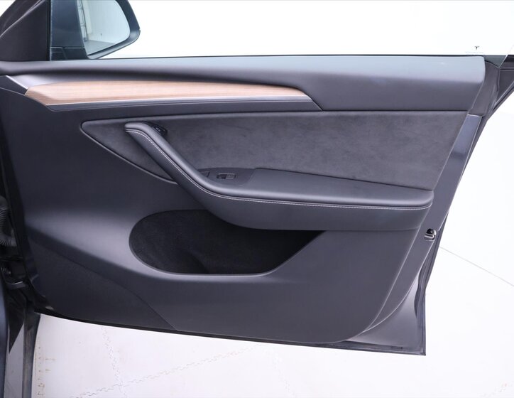 Tesla Model Y SUV / Terénní 0,0 378 kw