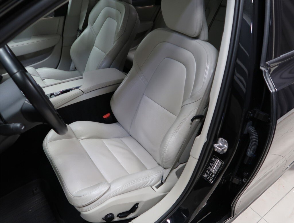 Volvo S90 Sedan / Limuzína 2,0 l 173 kw