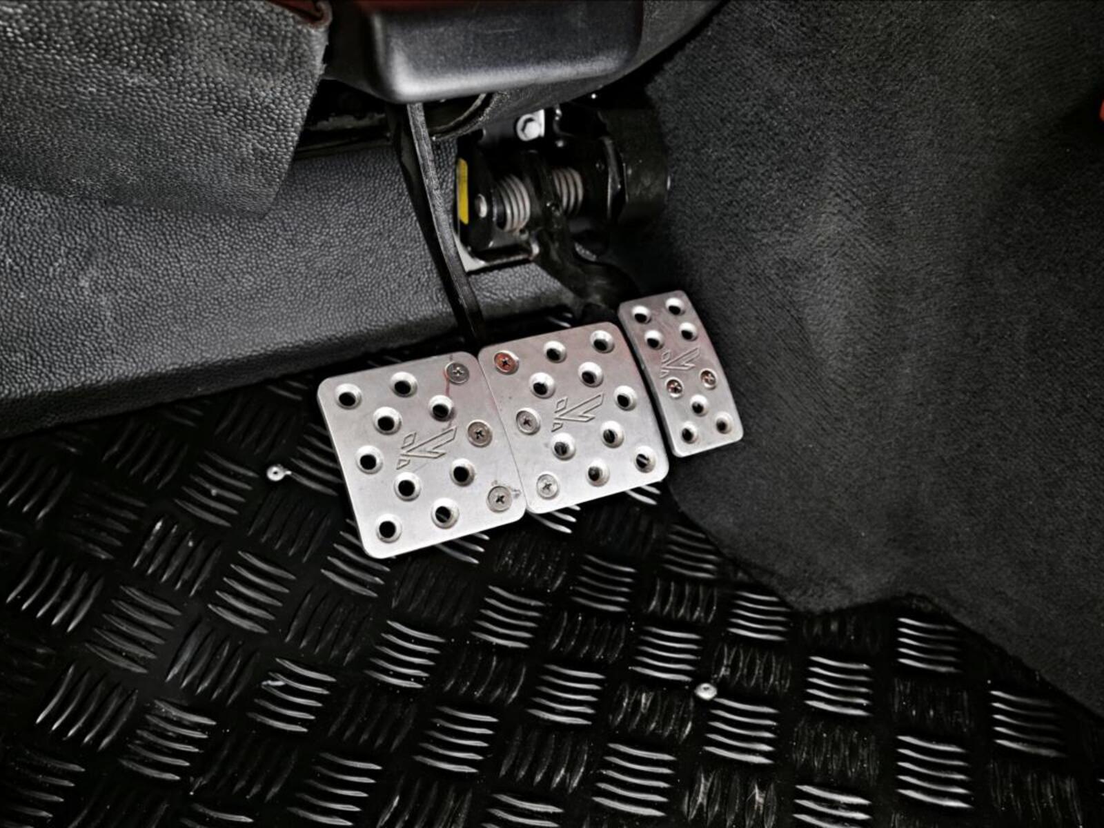 Land Rover Defender 13