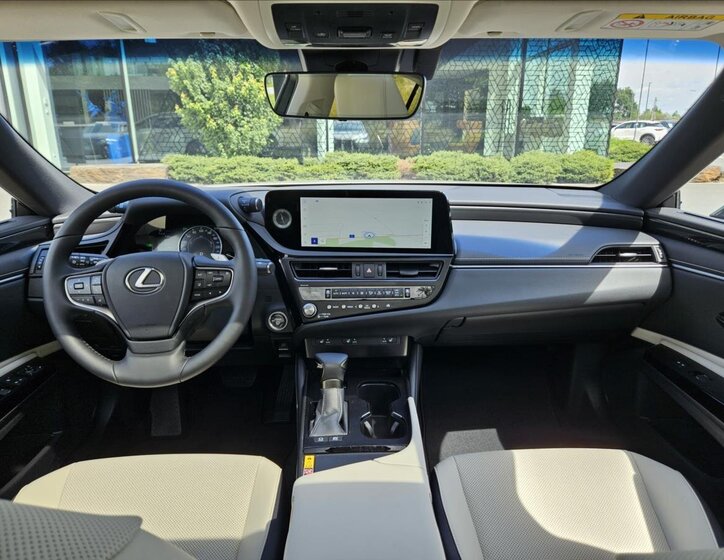 Lexus ES 300h Sedan / Limuzína 2,5 l 160 kw