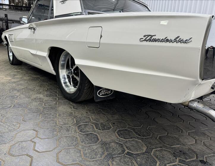 Ford Thunderbird 24