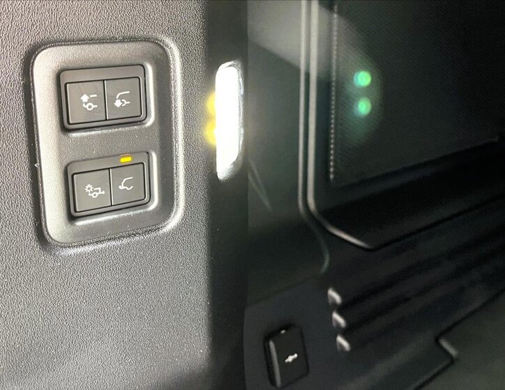 Land Rover Defender 7